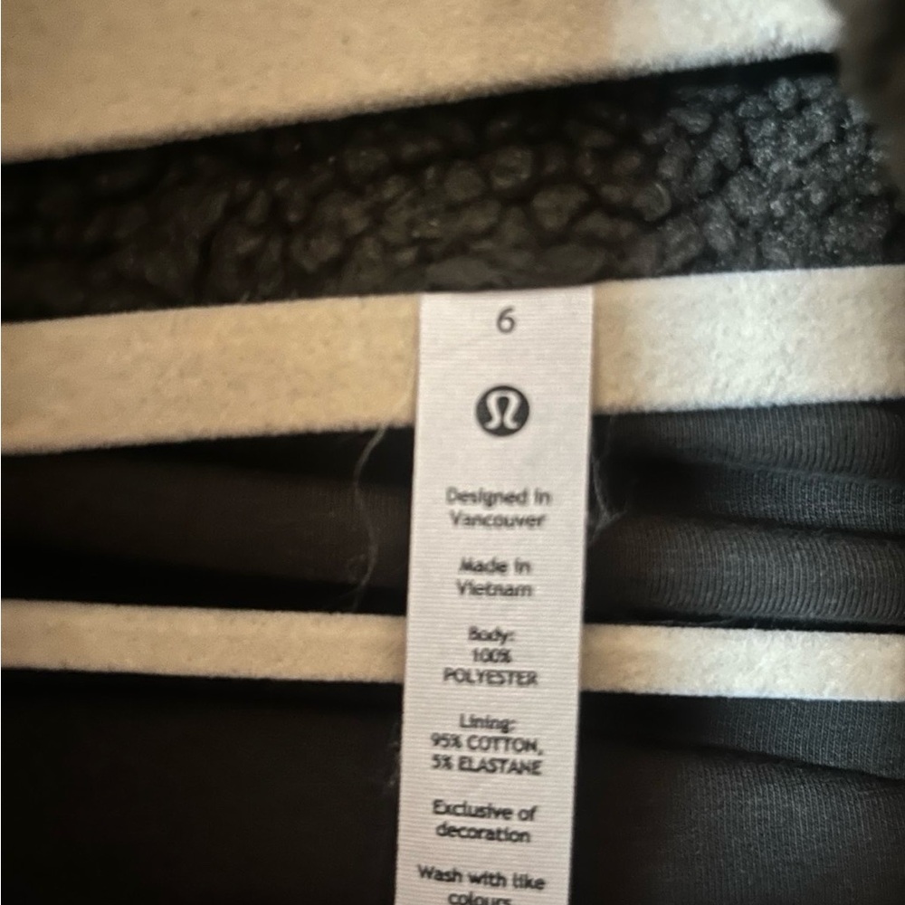 Lululemon - Picture 3 of 3